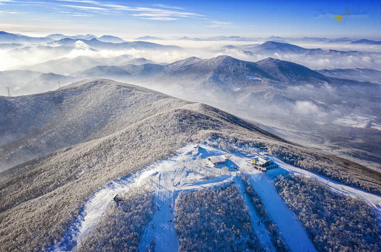 松花湖雪场,它位于吉林省吉林市丰满旅游开发区,因在雪场的至高处
