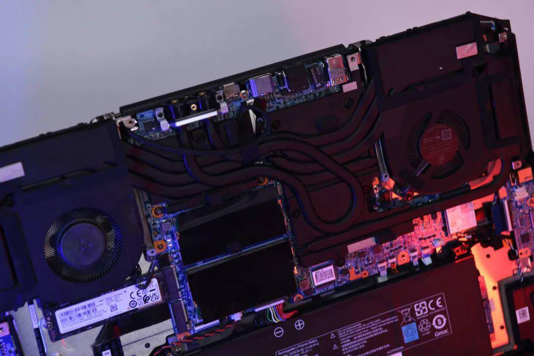机械革命旷世水冷游戏本拆机图公布，水冷管道贯穿 CPU 和 GPU