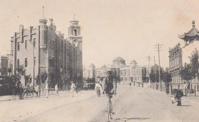 即1910年10月1日,在现在的站前广场上举行搬迁仪式,从此,沈阳站的位置