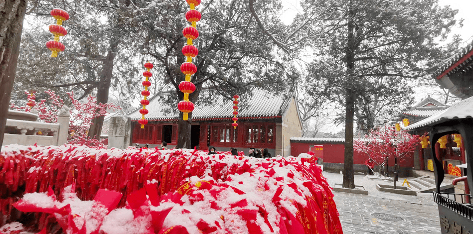 花幕|直击｜怀柔千年古刹红螺寺：飞雪打灯，更添年味儿