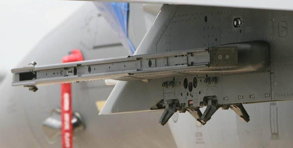 想不到老飞豹的复合导弹挂架技术竟然是全球领先的三联装