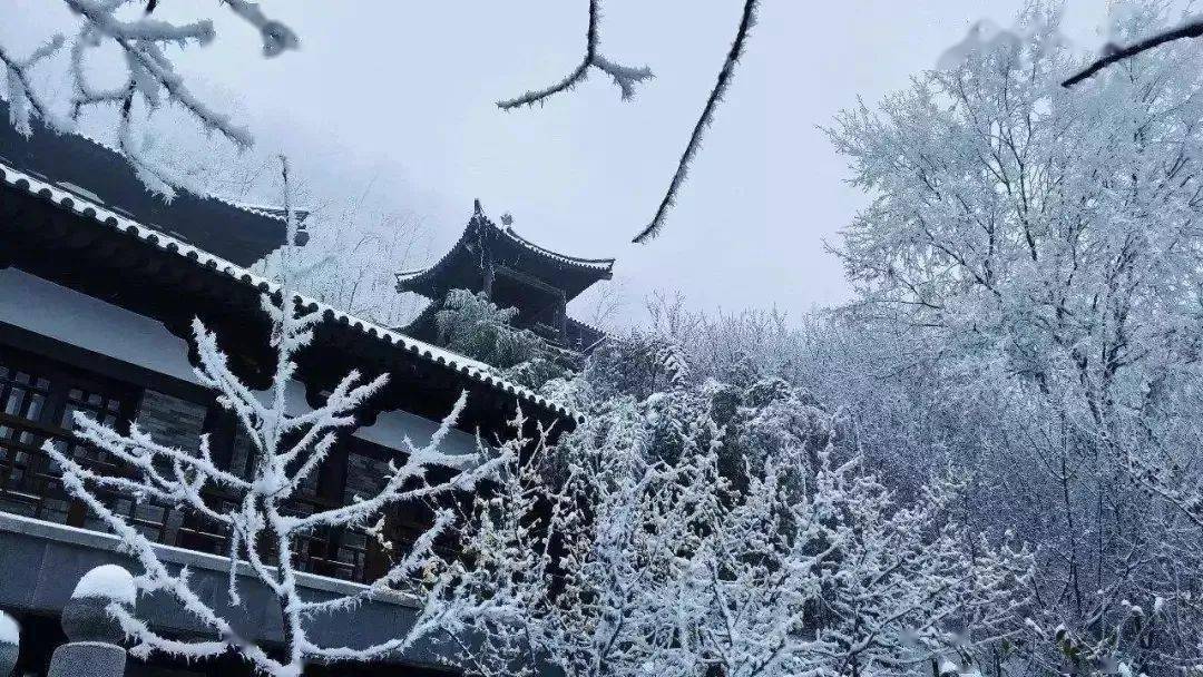 大寒出江陵西門宋 陸游平明羸馬出西門,淡日寒雲久吐吞.