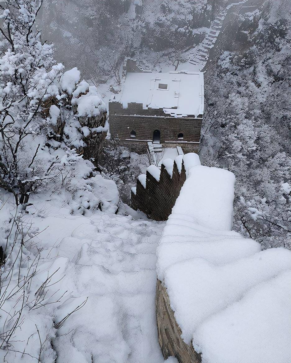 白雪|美图｜云雾缭绕中，箭扣“雪龙”若隐若现