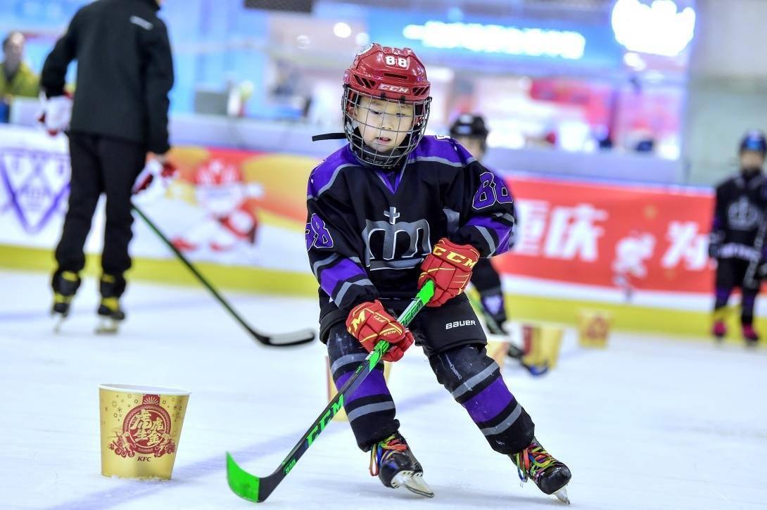 重庆肯德基探班王子冰球队为重庆冰雪健儿加油鼓劲