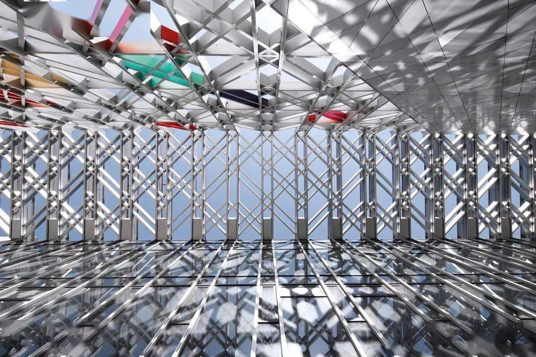 建筑四周均采用格栅幕墙体系,斜向格栅呈45度交叉,形成类似冰裂纹的
