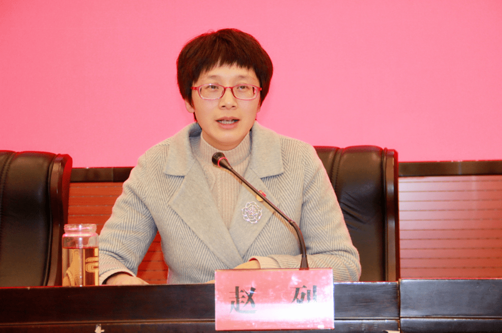 赵列传达了市第八次妇女代表大会精神,并代表县妇联常委会作工作报告.