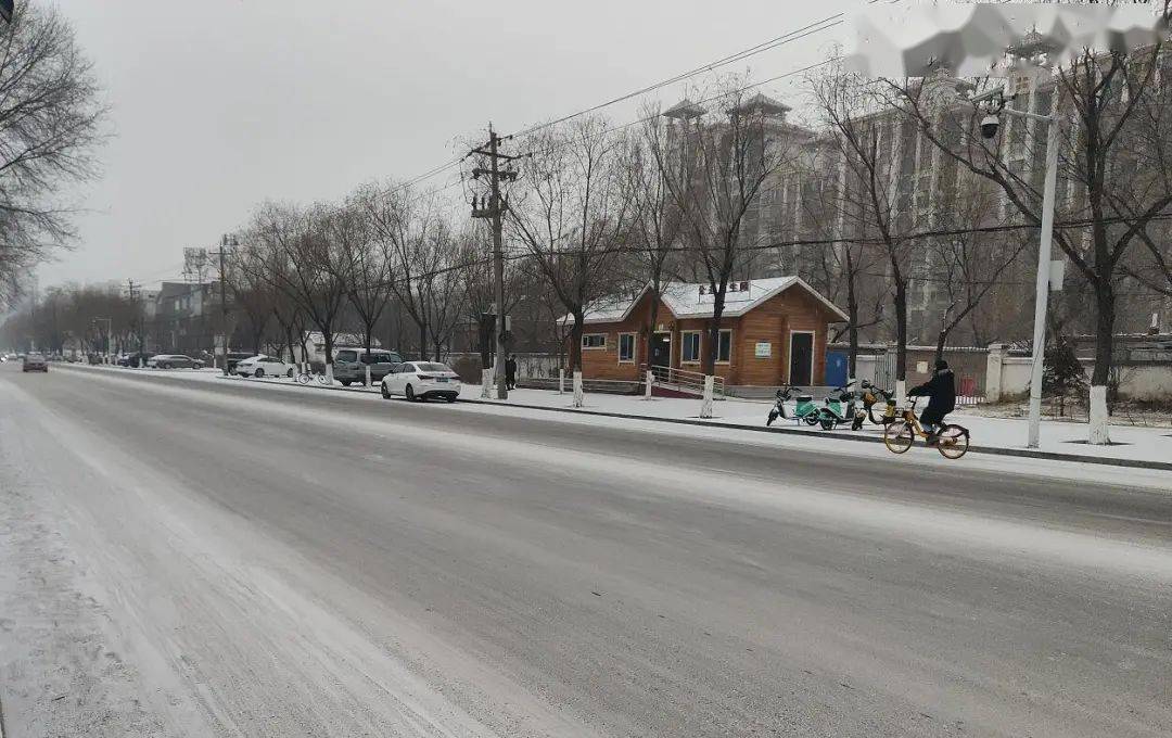 内蒙古多地迎雪天道路结冰未来三天降雪仍将持续