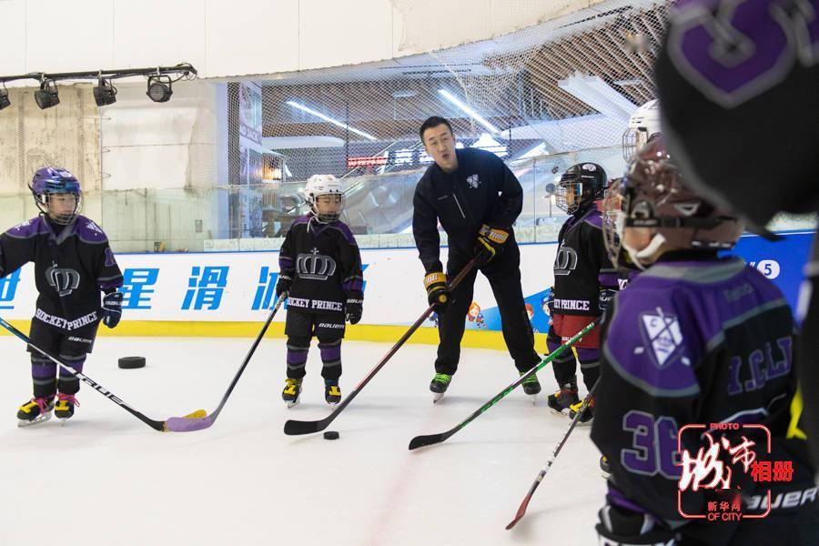 扎根重庆的冰城人和他的"王子冰球队"_运动_刘宏_训练