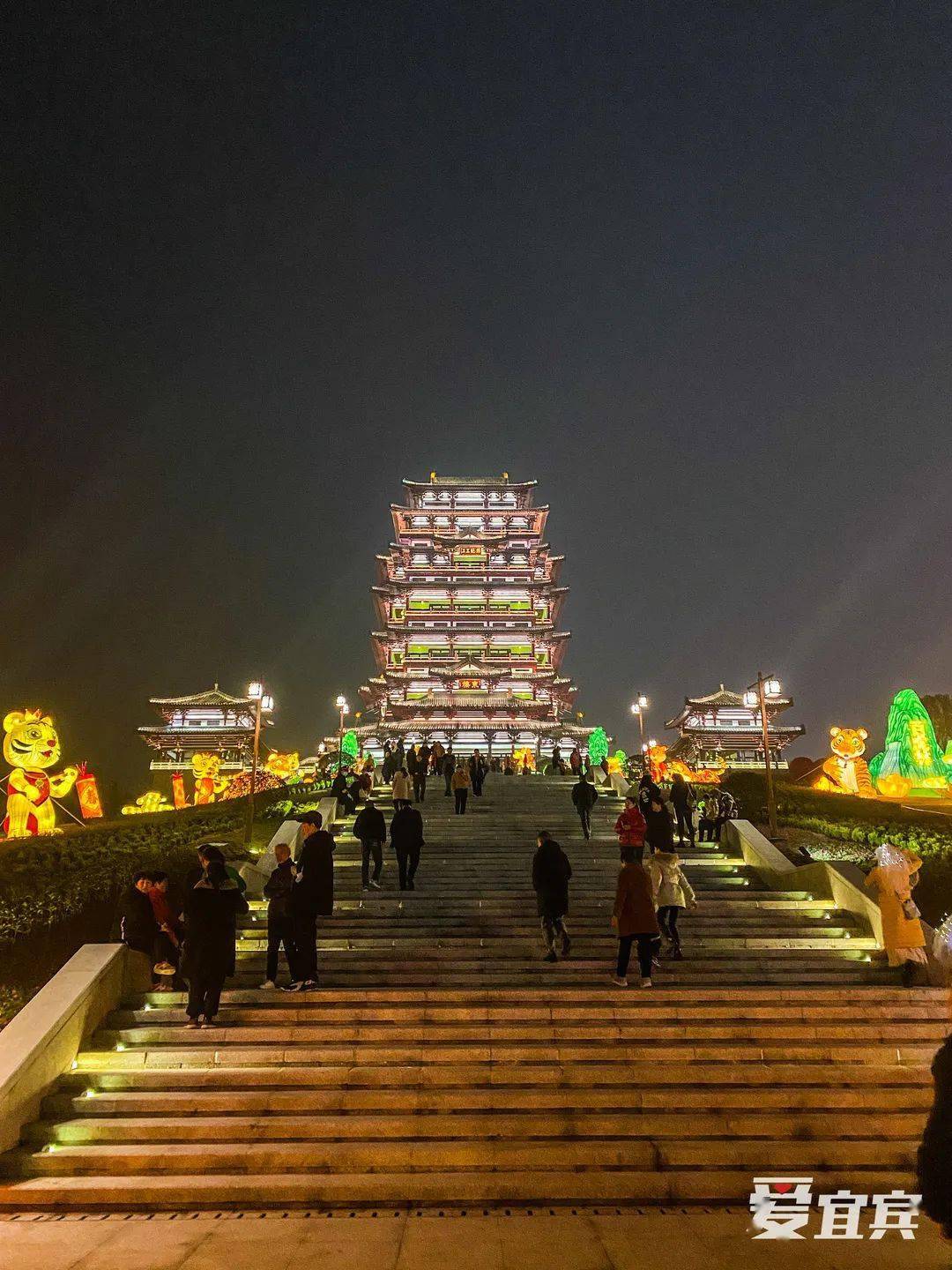 夜景彩灯也极具特色除了白天能入内观赏绝对是今年最火的打卡点东楼