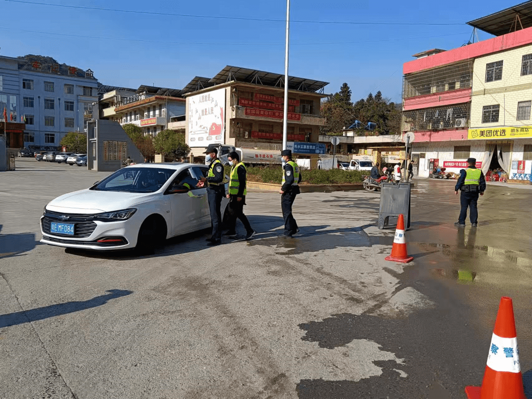 深入廊田镇实地察看g535国道王屋村路口的道路交通状况,详细了解近段