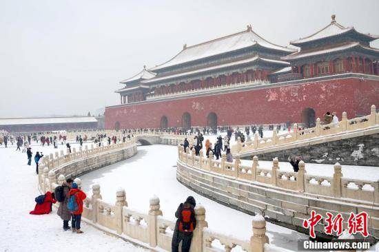 午门|市民游览雪中故宫