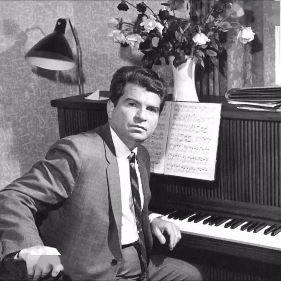 康泽尔以极大的理解力和精力执导了传统的《威廉·泰尔》,乐团的涣Ζ