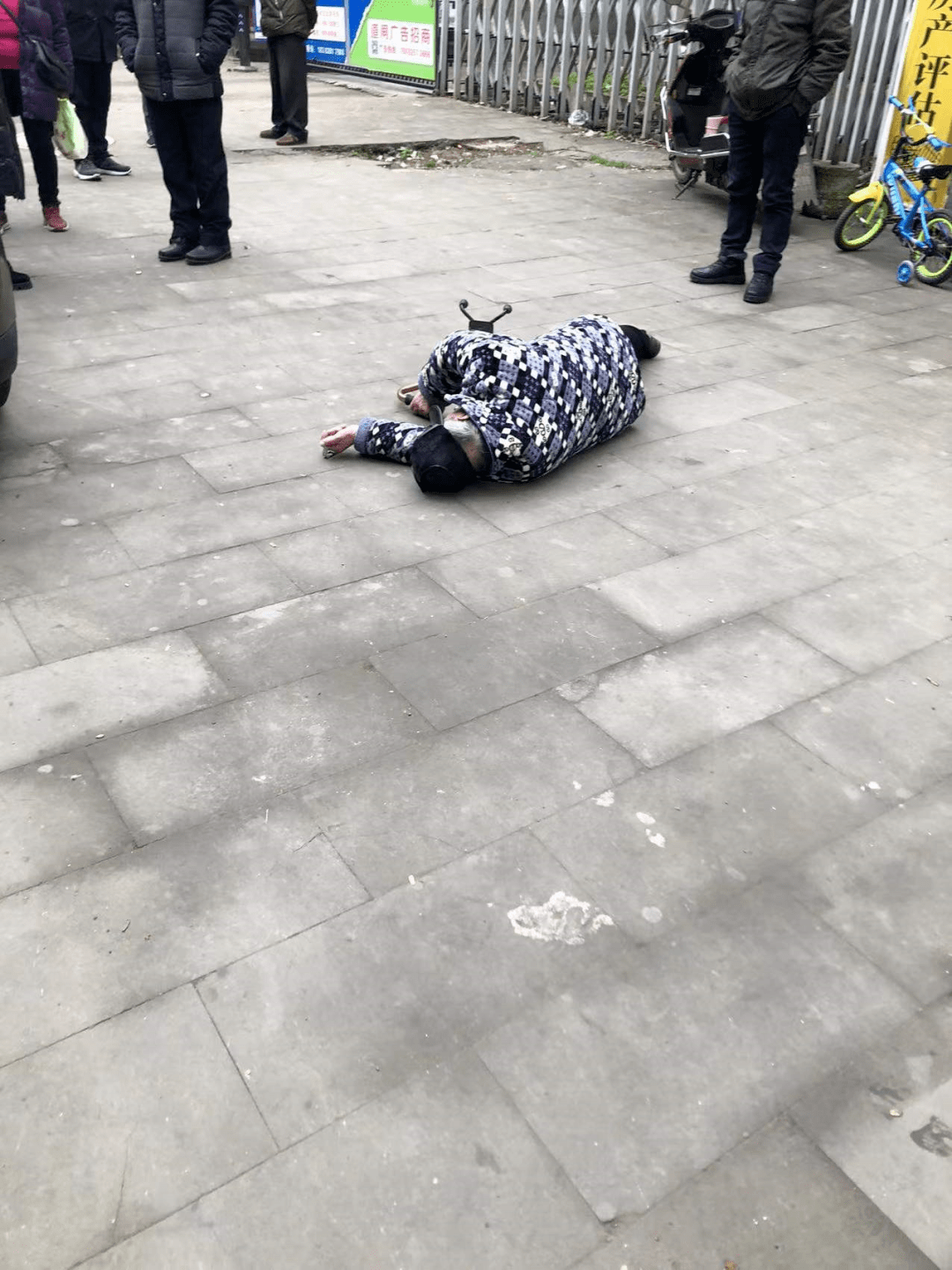 突发蓬溪街头一老人倒地众人举动值得点赞