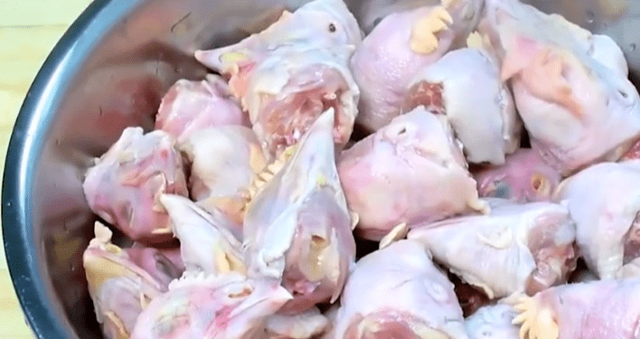 十年鸡头胜砒霜鸡冠越老越有毒争议巨大的鸡头能吃吗