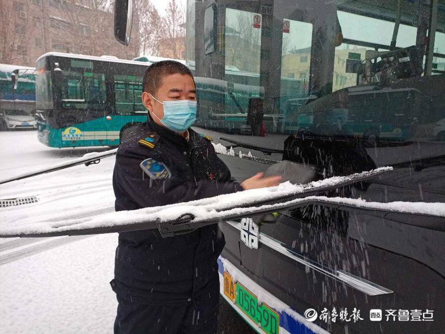 情报站致敬济南公交车司机风雪无阻他们出车前做了这些准备