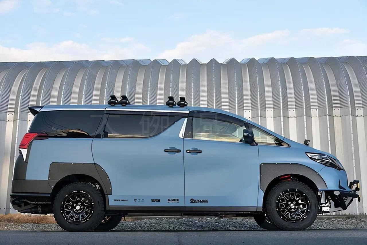 落地350万2023款雷克萨斯lm越野mpv街拍亮相配35t引擎