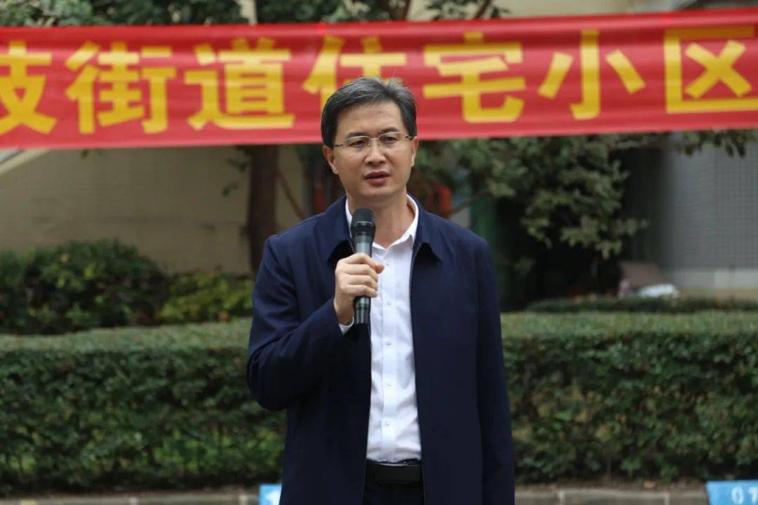 段龙飞要求各部门,社区,物业公司负责人务必拉紧安全绳,越是临近万家