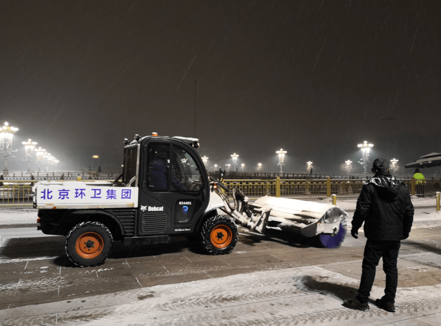 苫布|110余名职工奋战一夜，天安门广场凌晨2点开始扫雪