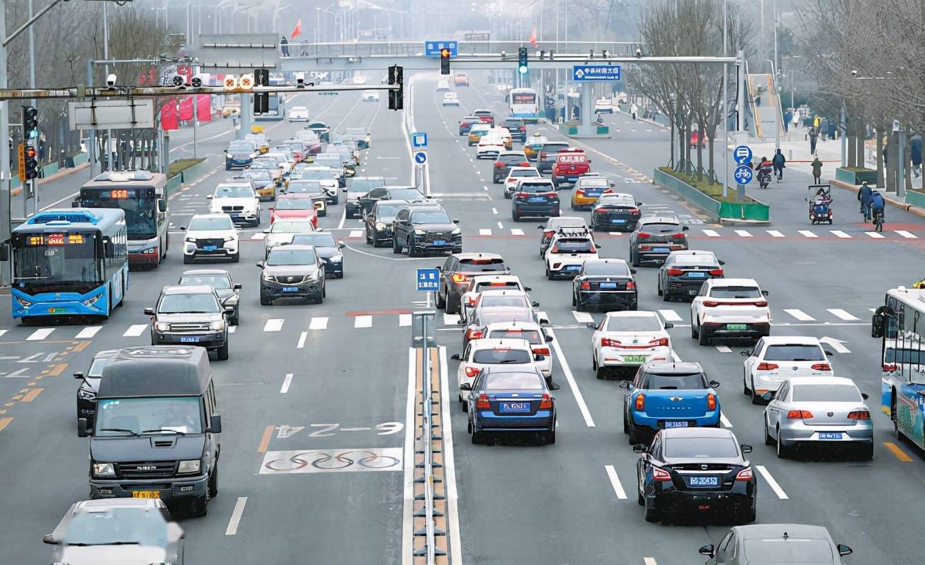 奥林匹克专用车道正式启用社会车辆不用担心左转和调头的问题