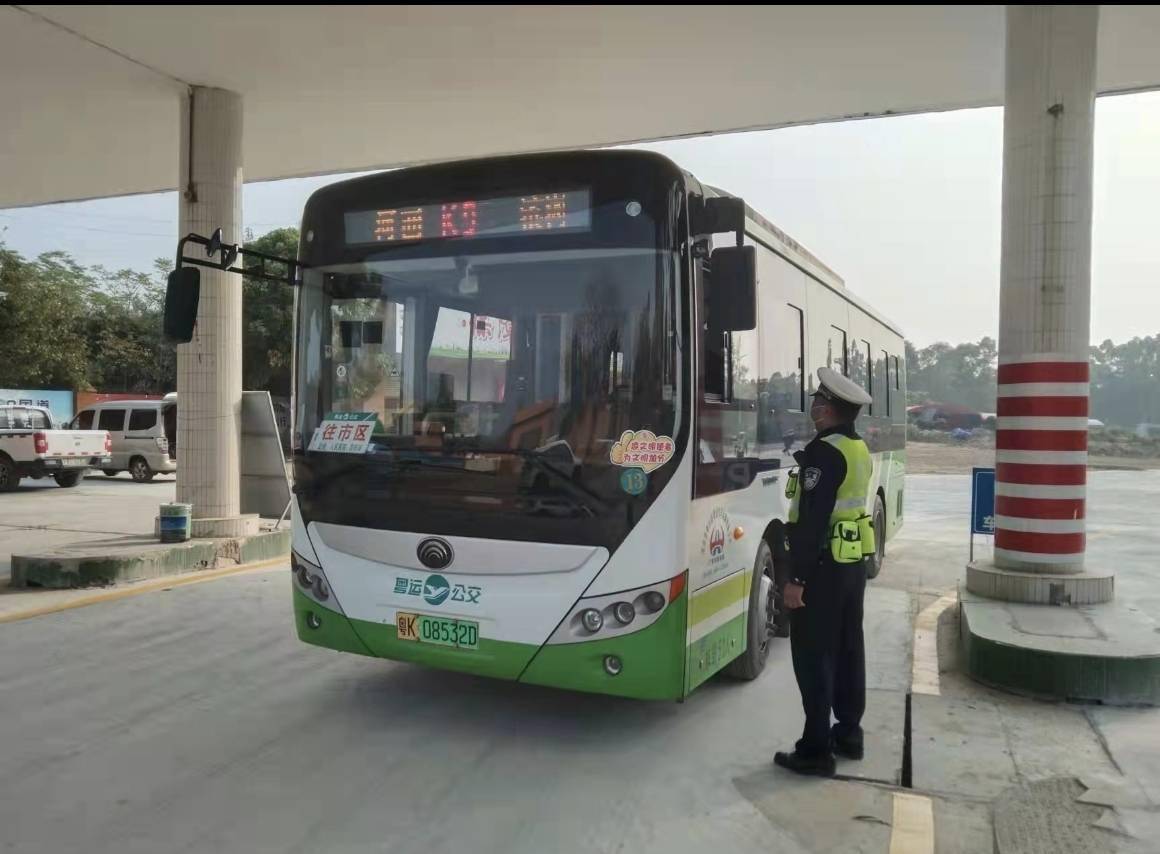 电白交警全力做好春运安保工作,确保道路交通平安畅顺_执勤点_群众