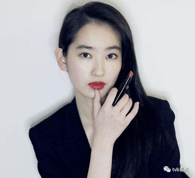 韦唯混血二儿子韦紫瑞,前年开始拍杂志,去年还登上t台走秀.