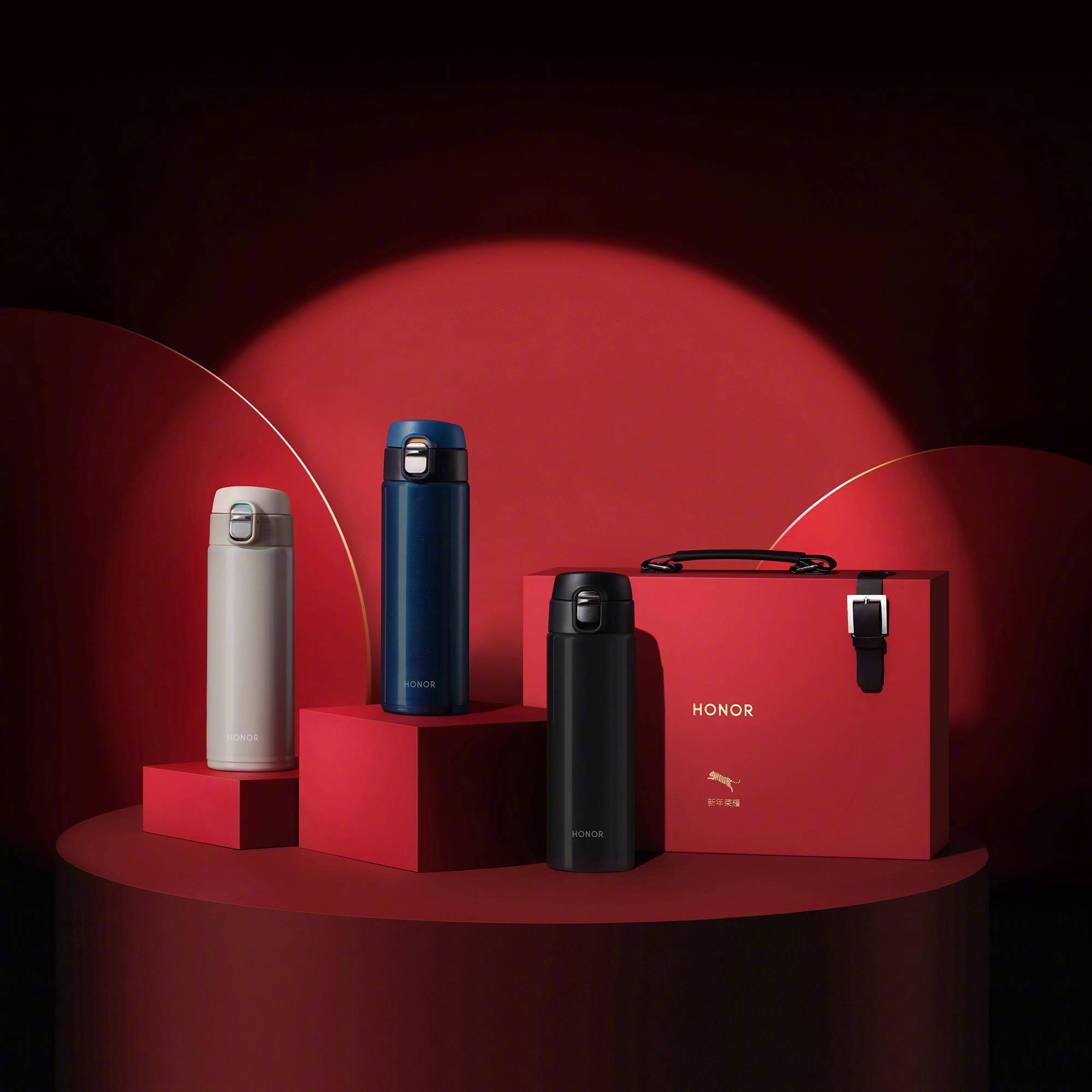 荣耀新年 2022 新年礼盒亮相：含春联、保温杯等