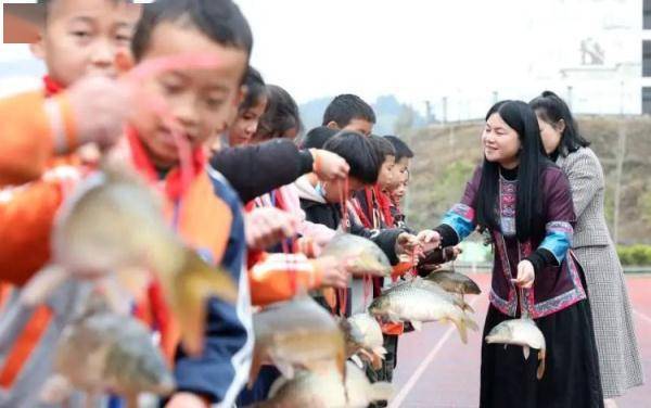 学子|每人发一条鲤鱼！这期末奖励也太好吃了吧…
