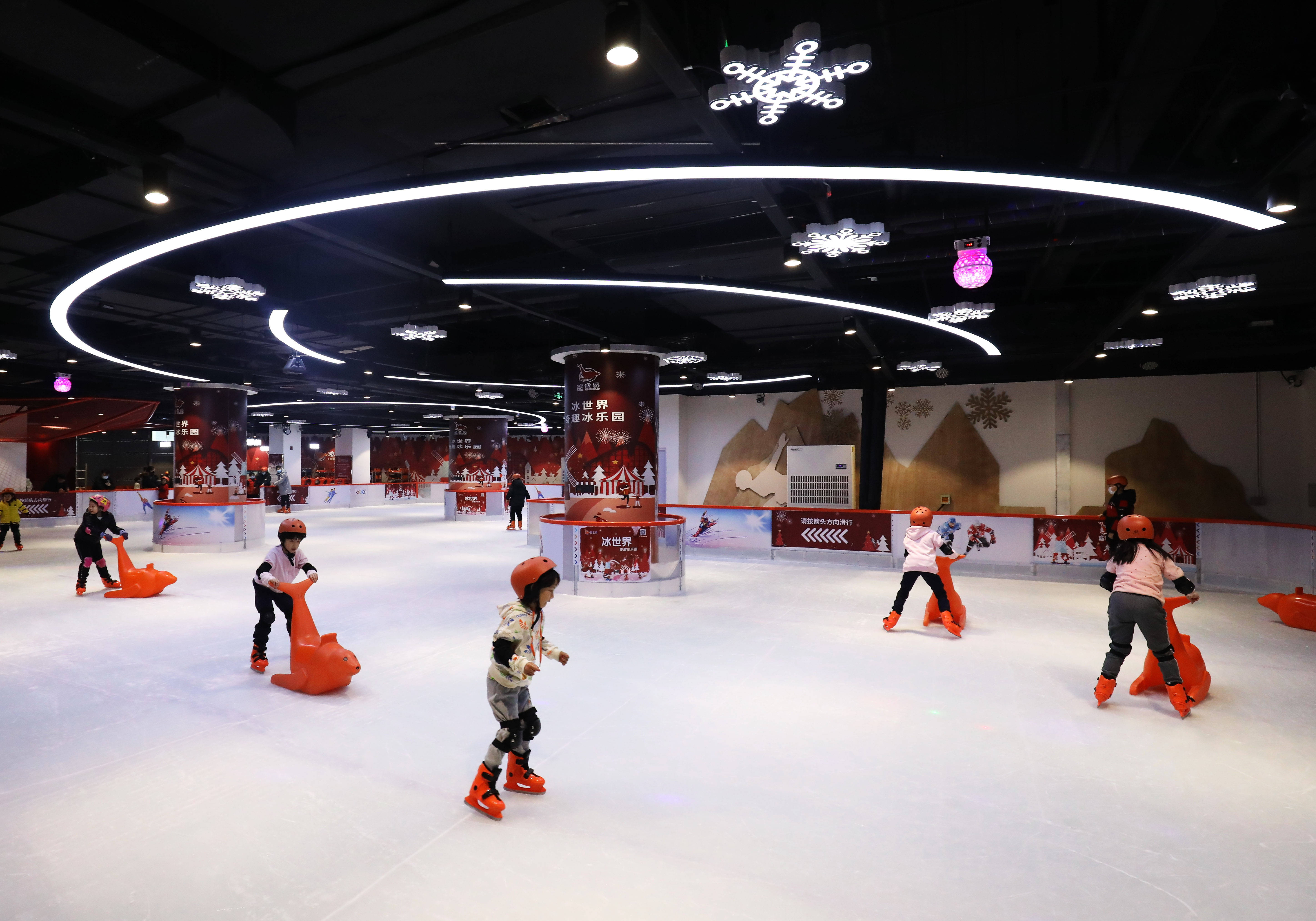 1月23日,小朋友们在石家庄市裕华区欢乐汇商场的滑冰场玩耍