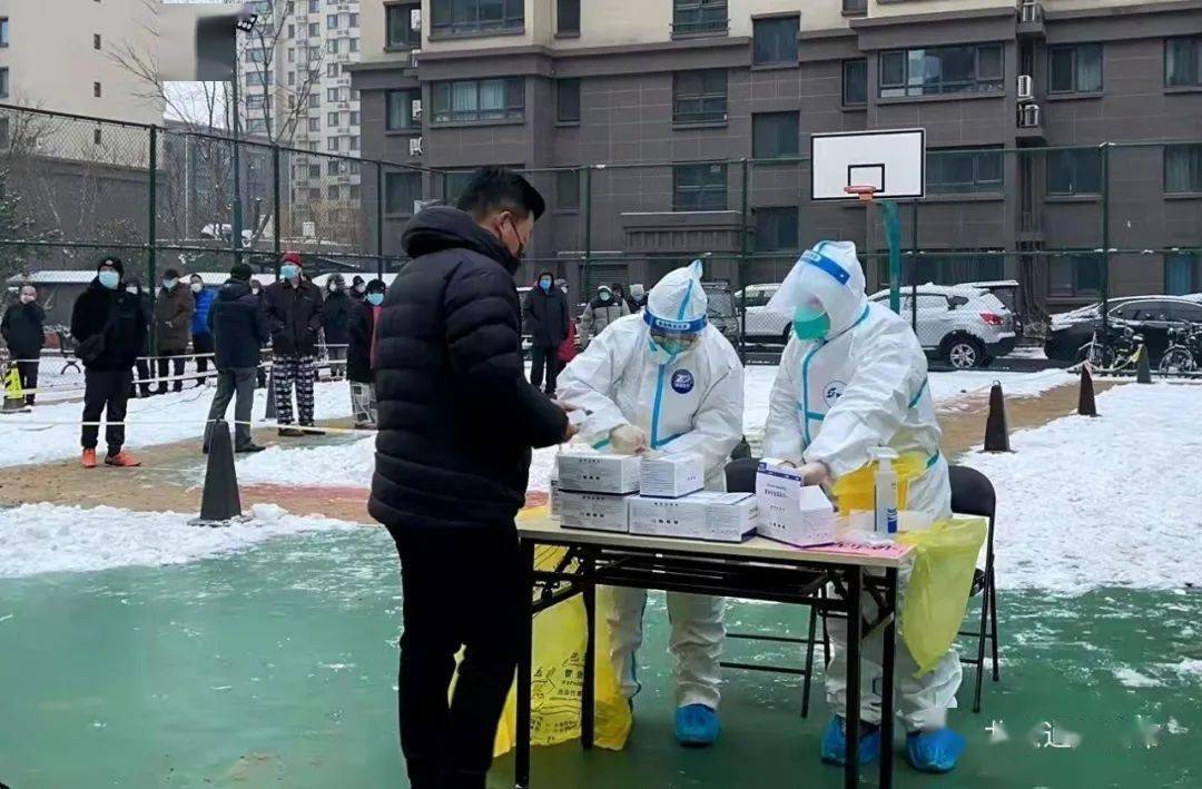 同心抗疫300余名通州医务人员凌晨驰援丰台开展核酸检测