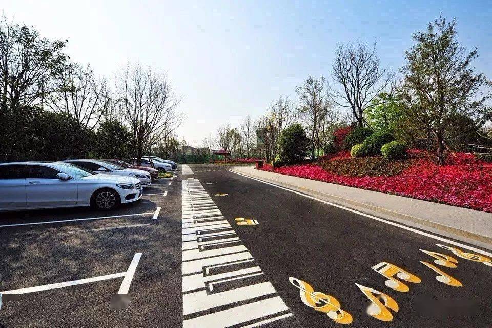 ▼这很五彩缤纷▼我们不一样来个手绘版的个性车位辨识度极高▼如果