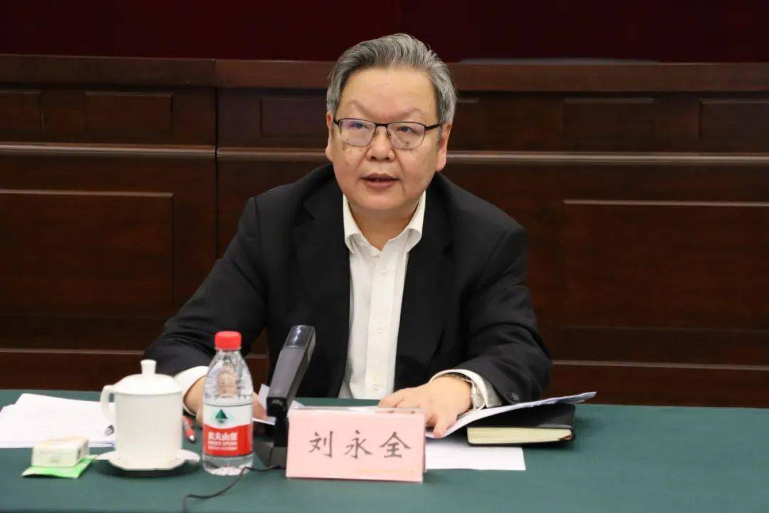 巴南传达学习贯彻2022年全市两会精神干部大会召开