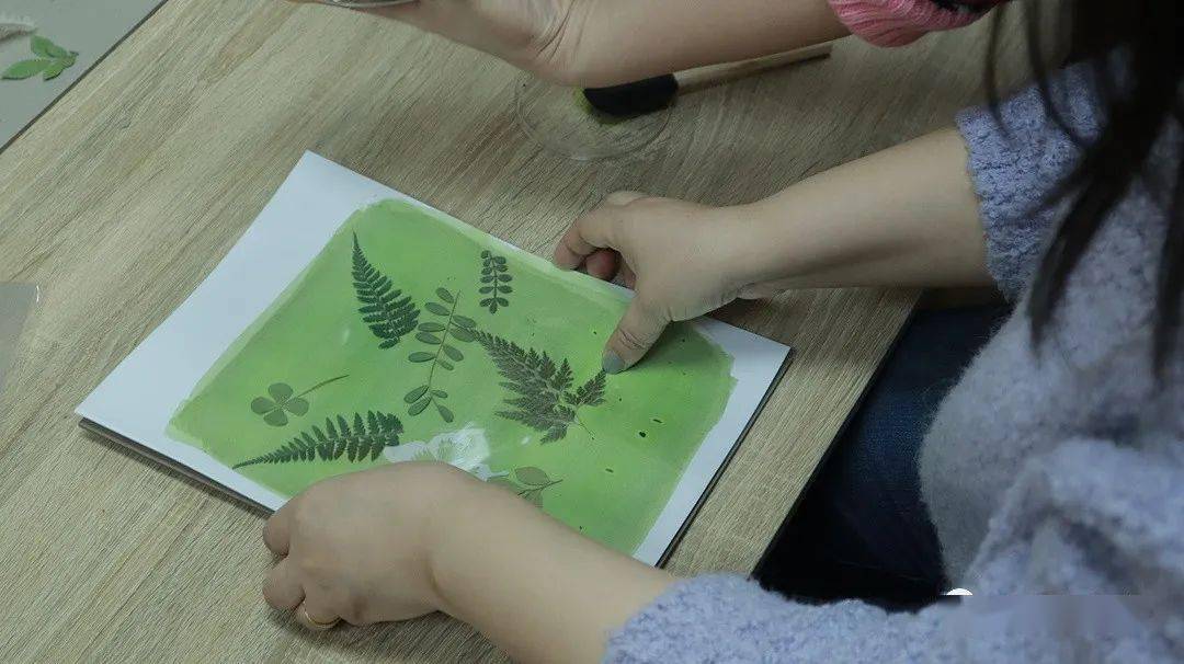 蓝晒艺术品制作进行时……小记者和家长的蓝晒作品展示哇塞,大家今天