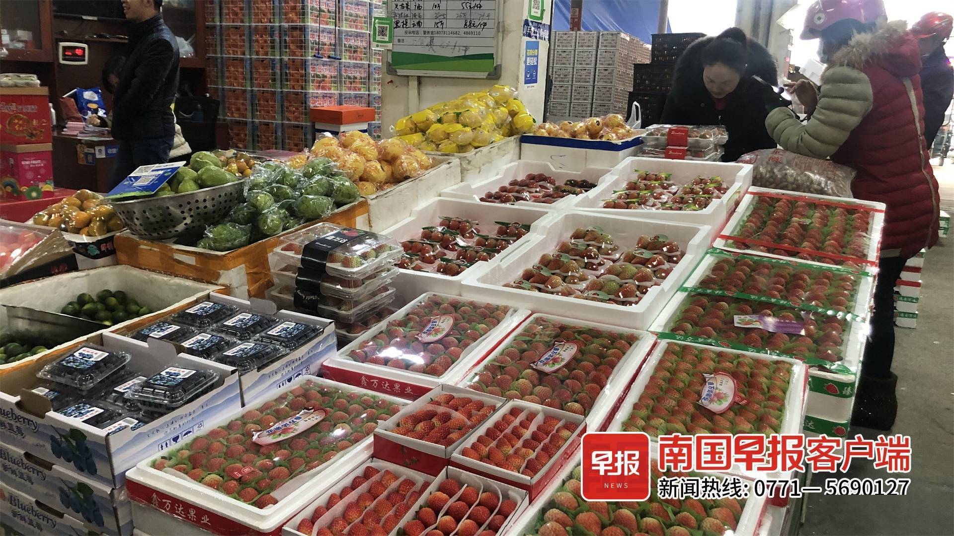 在南宁的海吉星批发市场,沃柑,樱桃,沙田柚,苹果等水果成为了大宗消费