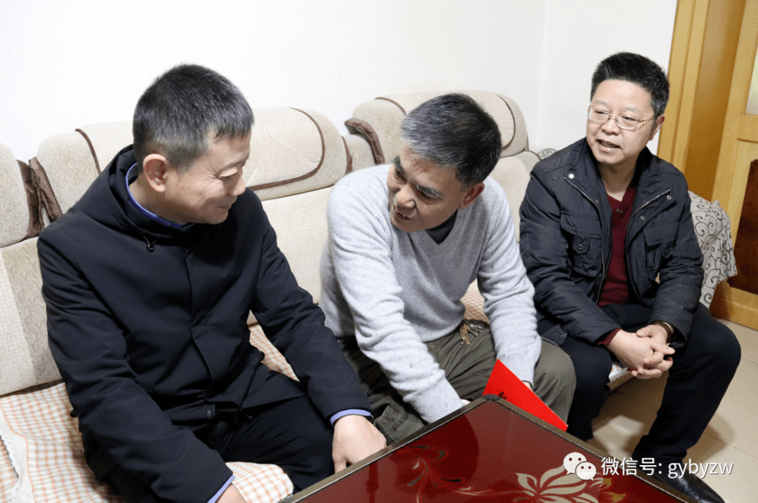 的身体近况和生活状况,并送上鲜花与慰问金,叮嘱他们一定要保重身体