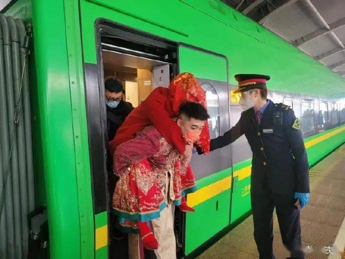 爆料雪天封路内蒙古一新郎坐动车接亲