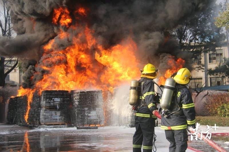 怎么当消防员有几种途径 b99f5761a2b44ac882575f782fc1ff71.jpeg