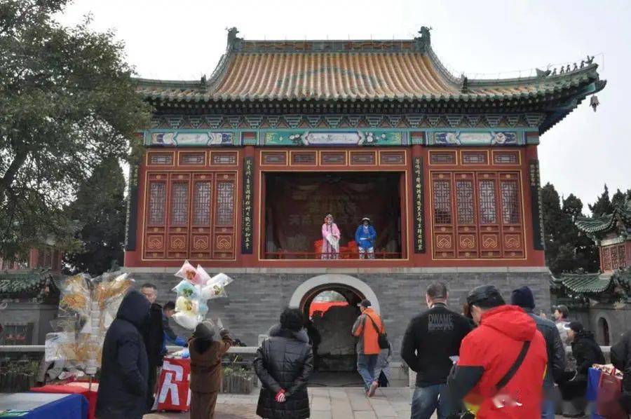 青岛市书法家协会教育委员会副主任孙东正老师为观众们免费题写"福"字