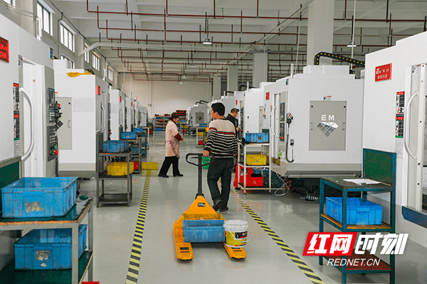 新田县|新春走基层丨湖南新田:精密配件生产步入“快车道”