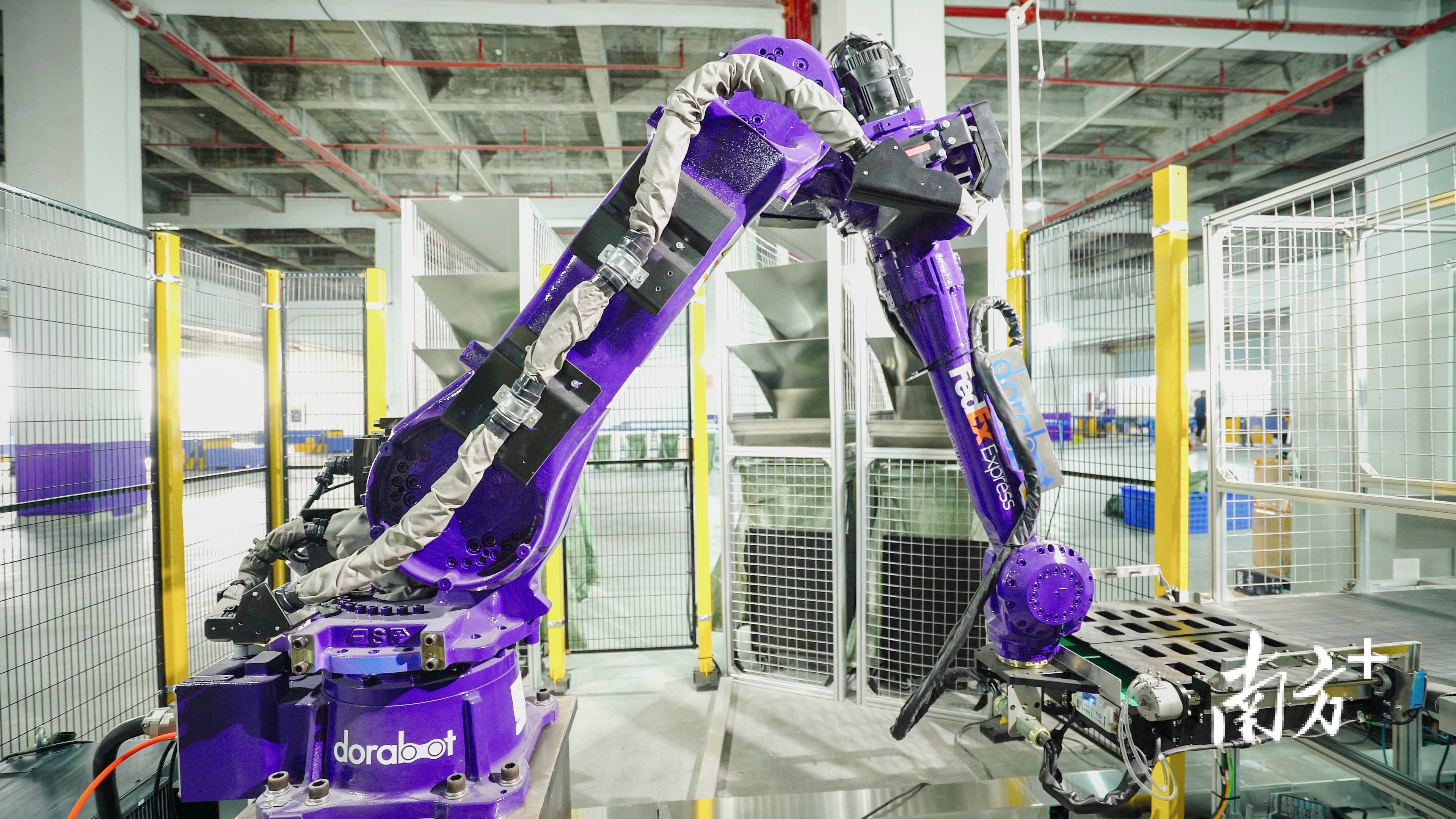 推动智能物流联邦快递在广州启用人工智能分拣机器人
