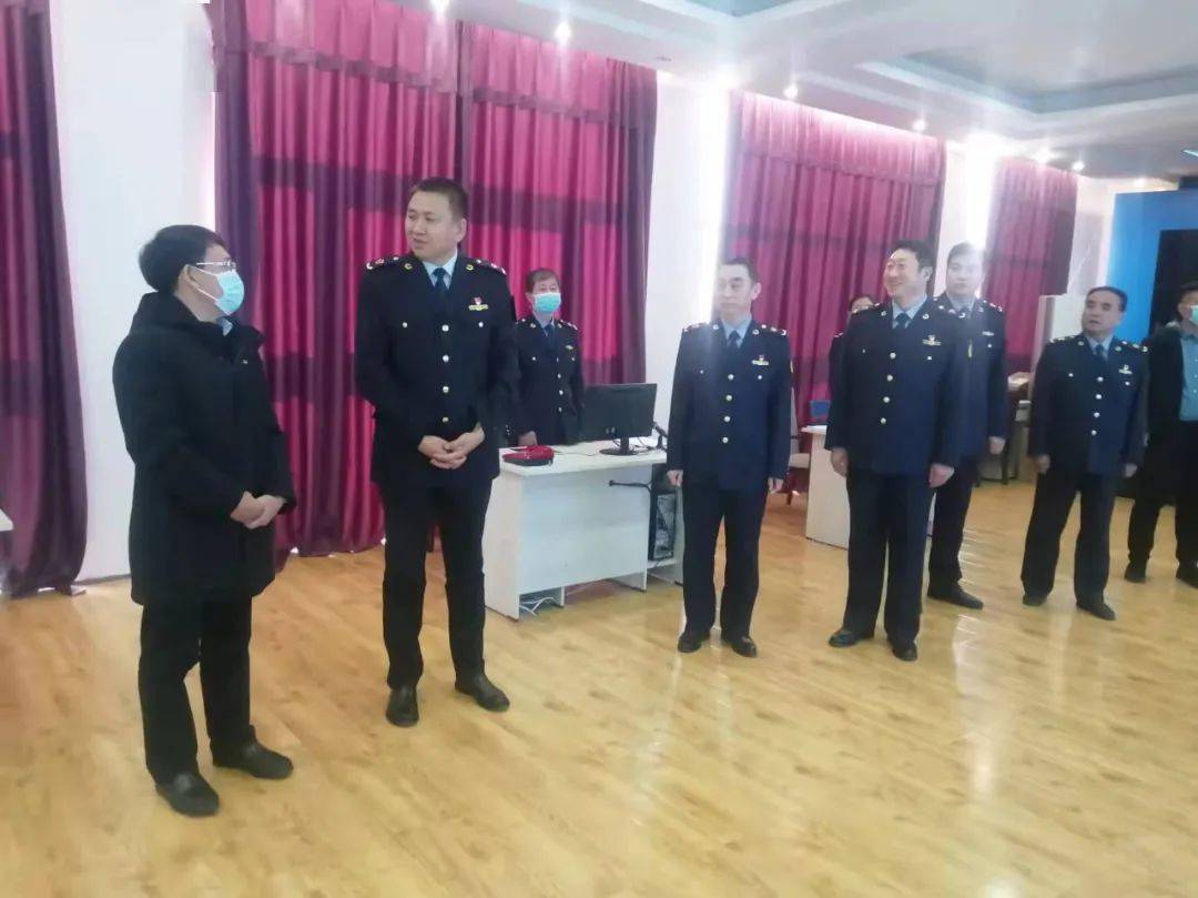 慰问喀旗旗委书记房瑞走访慰问旗市场监管局干部职工