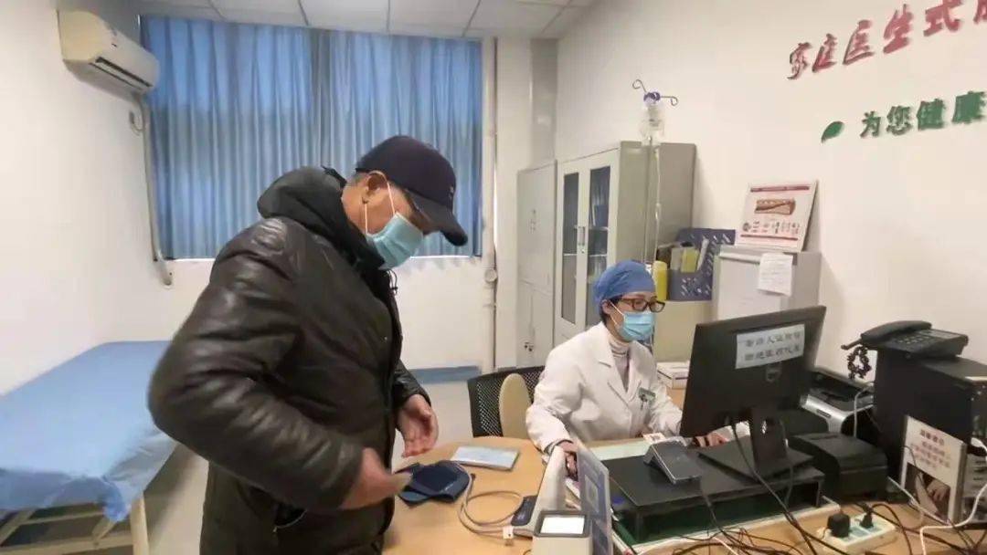 这位医生的工作照刷屏了_陈娜_中心_患者