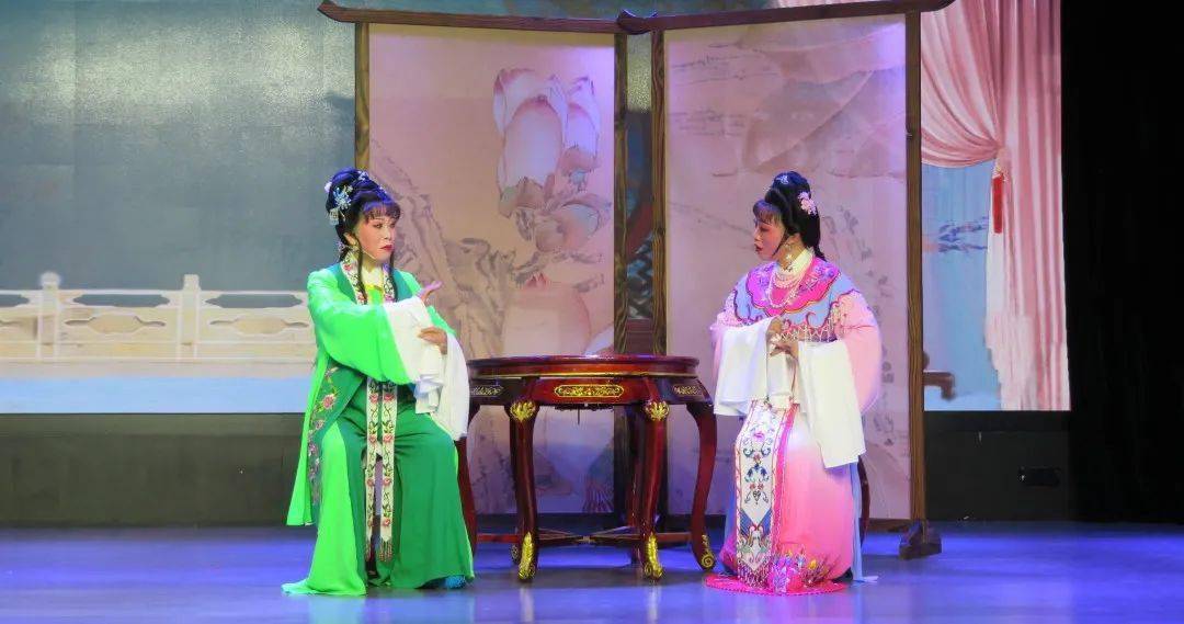 《王老虎抢亲·寄闺》 表演:唐婉芳,李海英《红楼梦·葬花》 表演:章