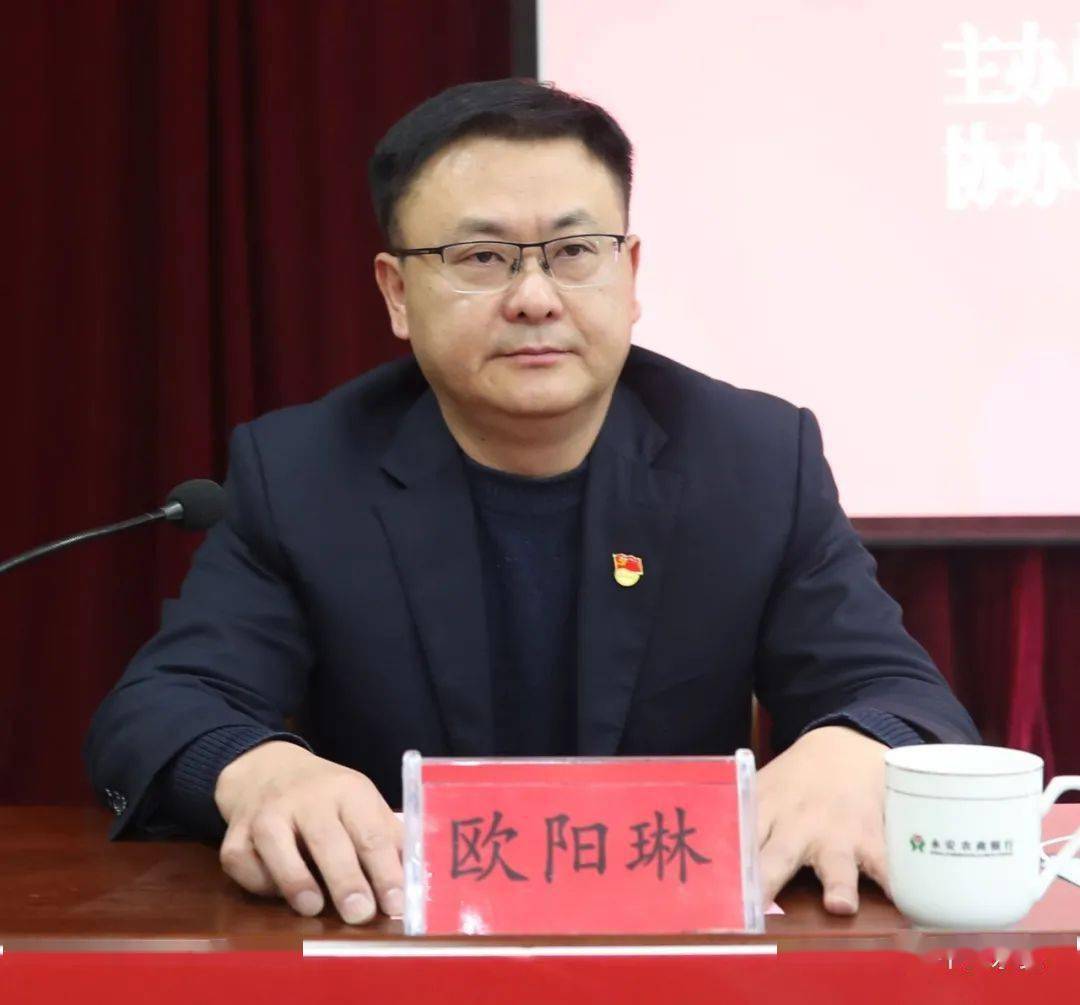 二等奖获得者颁奖永安市公安局副局长冯永建为一等奖获得者颁奖永安