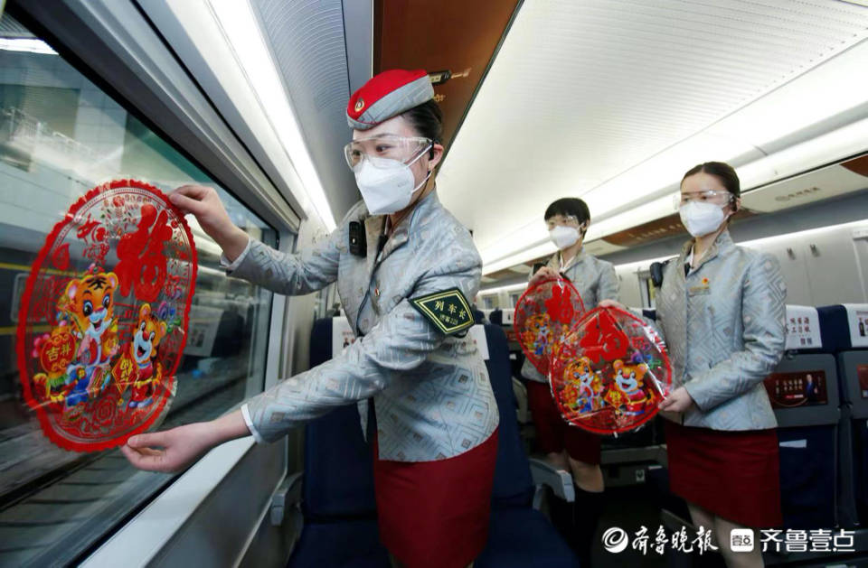 春节临近,中国铁路济南局集团有限公司济南客运段为营造节日气氛,在