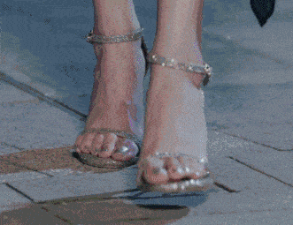 平穿高跟鞋走太快脚崴了重心一偏接球时几乎人人都有过「崴脚」的经历