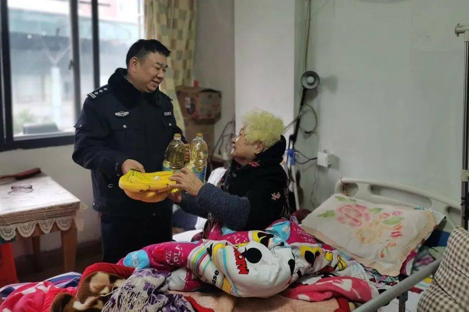 梁溪公安分局崇安寺派出所民警在低温雨天走访辖区高龄老人送上关爱