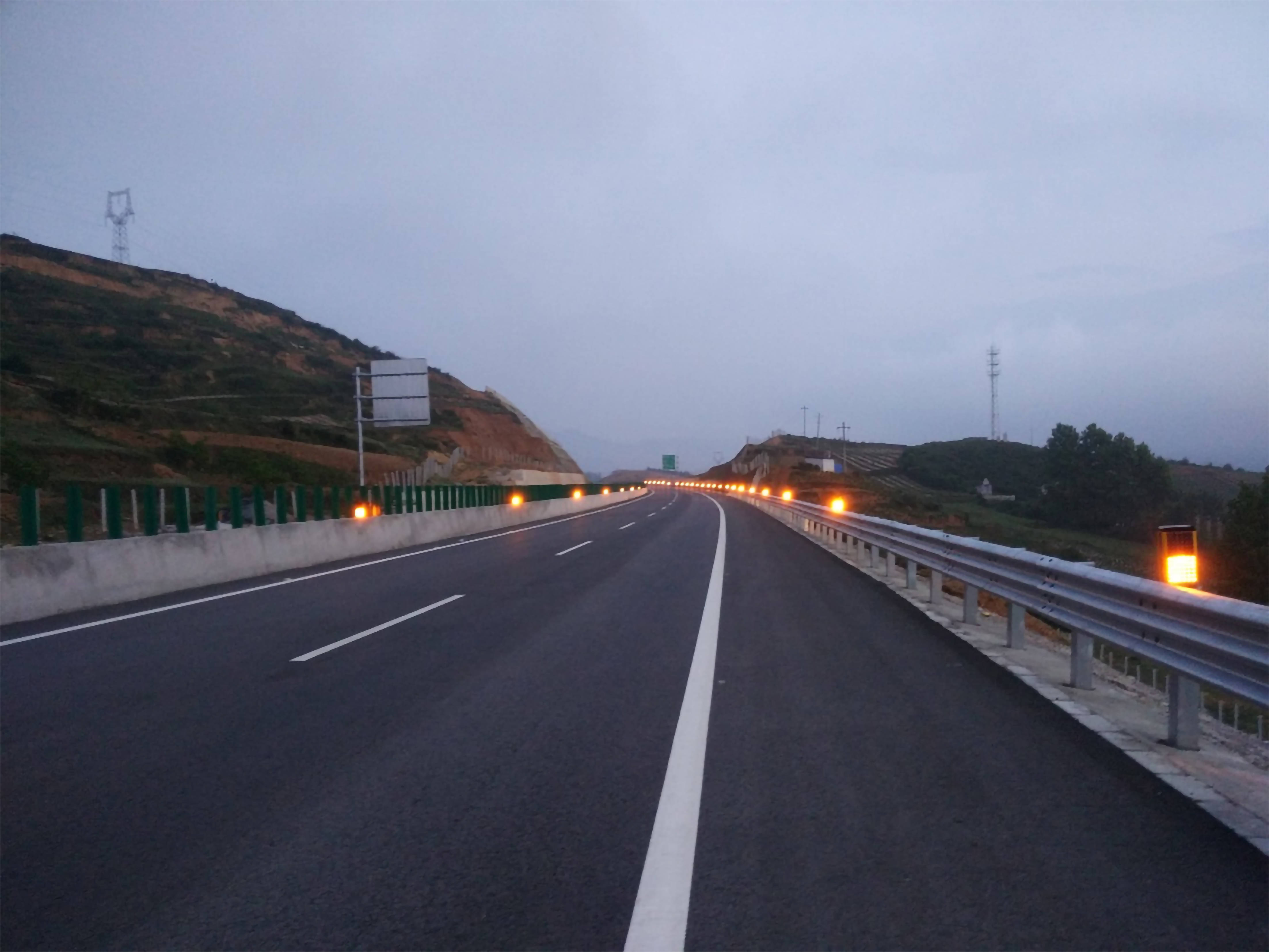 1696套诱导雾灯云茂高速护航春运安全出行