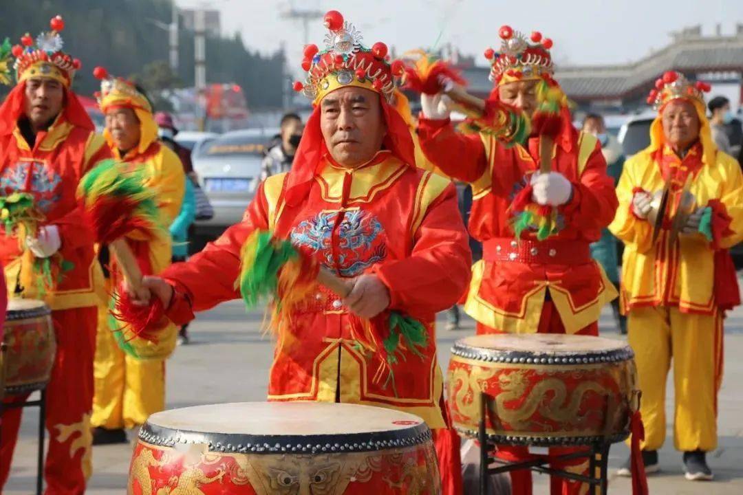 銃炮助威有樂有舞,轉而有序的演奏鑼鼓聲聲響,新年好運來威風鑼鼓喜