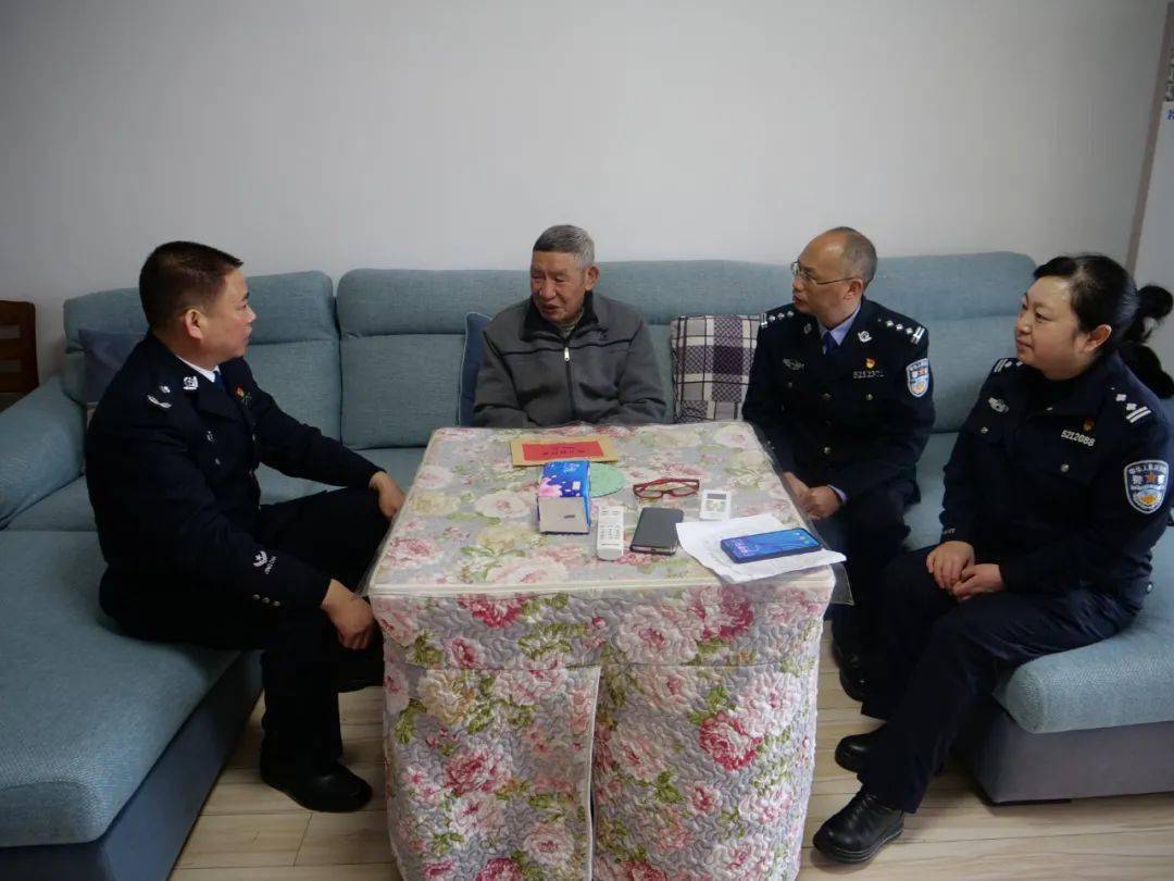 春节慰问暖人心:监狱党委班子开展春节走访慰问活动_工作_监狱长_田沟