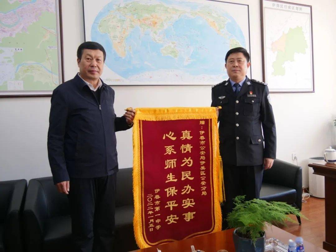 在交流中,王彦彬表示,市一中作为一所寄宿制学校,两周一放假的模式总